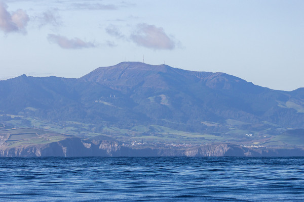 alt="Graben von Ribeira Grande vom offenen Meer aus gesehen"
