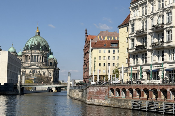 Blick auf den Berliner Dom vom historischen Nikolaiviertel während einer Spree-Rundfahrt.