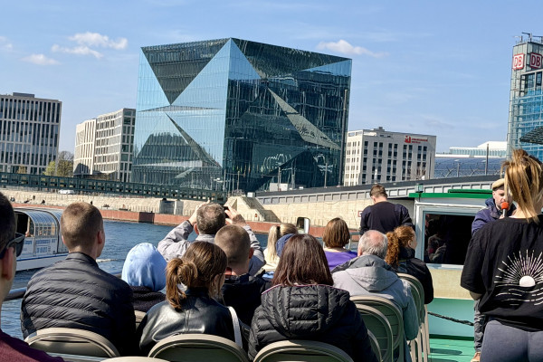 Der berühmte Glaswürfel nahe dem Berliner Hauptbahnhof mit seiner beeindruckenden modernen Architektur.