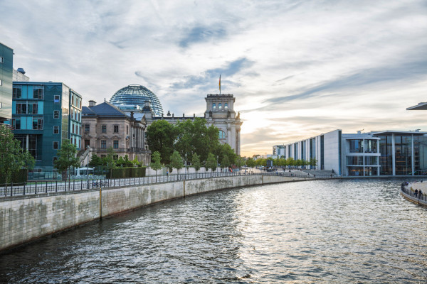 Einfahrt in das Berliner Regierungsviertel während einer Spree-Rundfahrt.