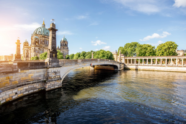 Vorbei an der berühmten Friedrichsbrücke mit Blick auf den Berliner Dom während einer Spree-Rundfahrt.