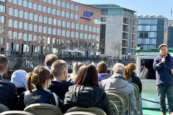 Live-Guides an Bord während das Schiff am ARD-Hauptstadtstudio in Berlin vorbeifährt.