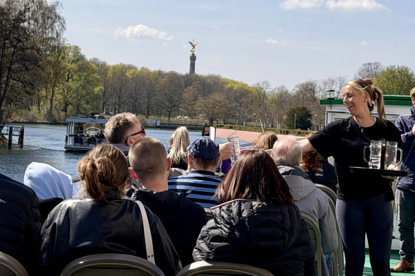 Genießen Sie ein kühles Bier, einen Kaffee oder einen Longdrink an Bord mit der Siegessäule („Goldelse“) im Hintergrund.
