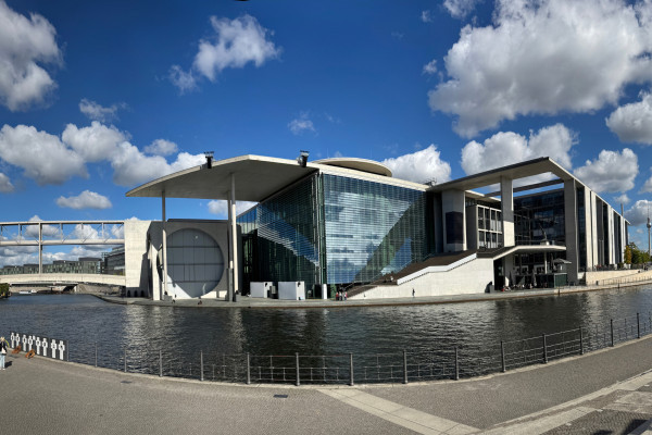 Blick auf das Bundeskanzleramt, die Kindertagesstätte der Abgeordneten und weitere Regierungsgebäude mit beeindruckender moderner Architektur.
