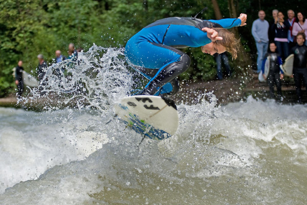Surfer auf der Eisbachwelle im Englischen Garten, © München Tourismus, Dieter Verstl.jpg