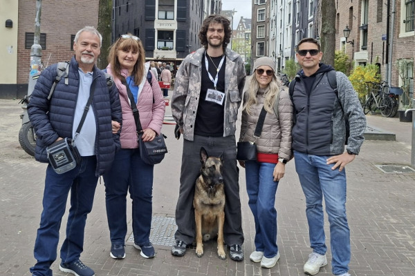 HERZBLUT Amsterdam Stadtführungen, mit Herz & Seele!
Kultour. Kulturell. Stadtführung. Deutsch. Hausboote. Grachten. Jordaan. Palast. Dam. informativ, kurzweilig, heiter, familienfreundlich, parken in Amsterdam, Busse, Flohmarkt, Café Winkel, van Stapele,