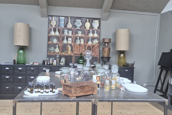 Kreieren Sie Ihren persönlichen Duft im Labor & Aperitif auf der Panoramaterrasse