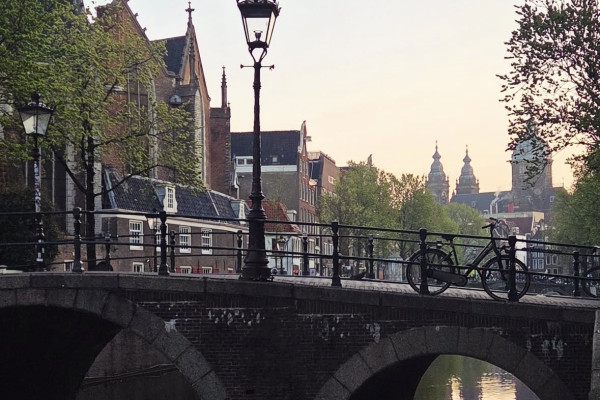 HERZBLUT AMSTERDAM-Stadtführungen mit Herz & Seele! REDKULT: Historisches Stadtzentrum, Rotlicht Viertel/ informativ/ heiter/ kurzweilig/ Dam/ Nieuwe Kerk/ Palast/ Grachten/ Coffeeshops/ Geschichte und Geschichten/ Architektur