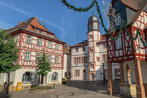 Fischmarkt Alzey mit historischem Rathaus