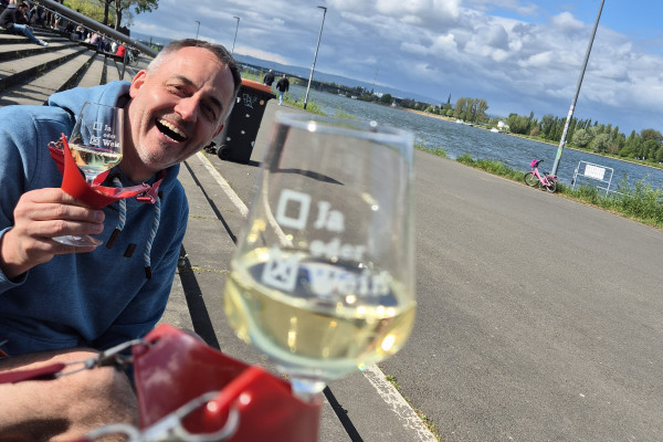 Rheinufer in Mainz mit Wein von JAoderWEIN