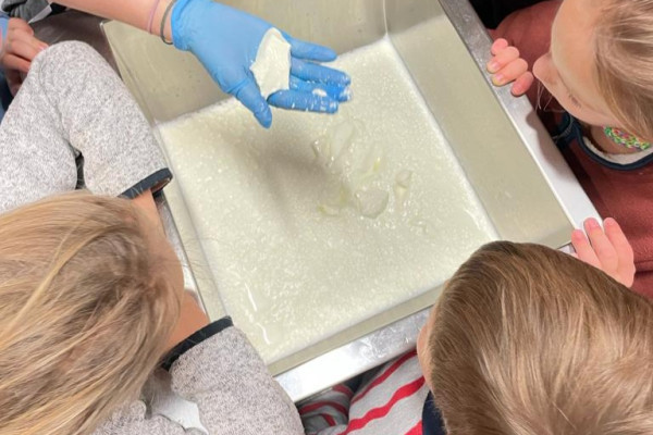 Kinder machen Käse