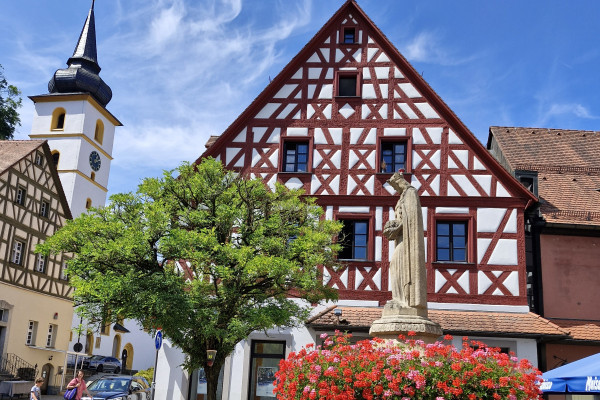 Elisabethenbrunnen und Fassade