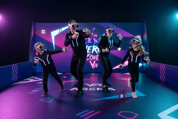 Familie beim gemeinsamen Hero-Zone-VR-Erlebnis in der Arena.
