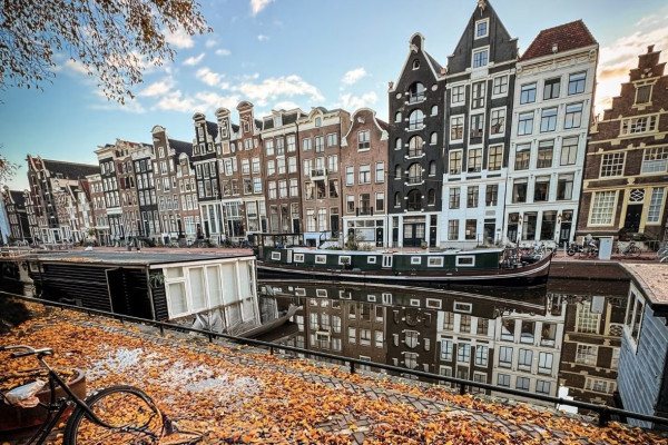 HERZBLUT AMSTERDAM-Stadtführungen mit Herz & Seele! REDKULT: Historisches Stadtzentrum, Rotlicht Viertel/ informativ/ heiter/ kurzweilig/ Dam/ Nieuwe Kerk/ Palast/ Grachten/ Coffeeshops/ Geschichte und Geschichten/ Architektur