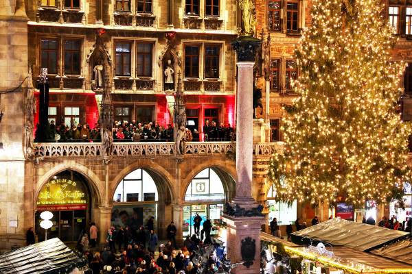 Weihnachtslieder vom Balkon des Neuen Rathauses, © München Tourismus, Tommy Lösch