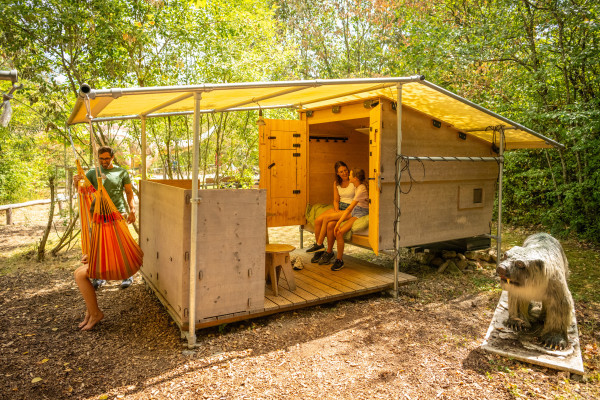 Die Mini-Hütte bei Tageslicht
Foto: Dominik Ketz