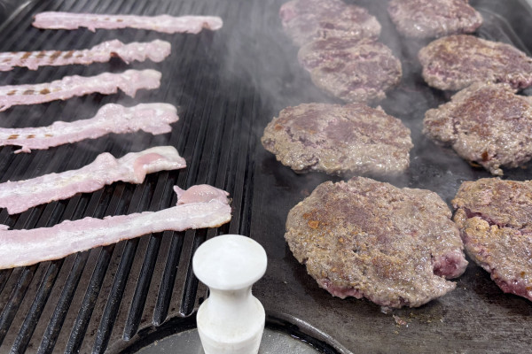 Auch bei schlechtem Wetter gibt es leckere Burger vom Profi-Grill