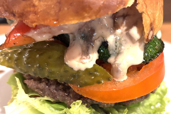 Belegen Sie Ihren selbst zubereiteten Burger mit eigenen Dips und individuell 