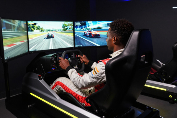 Racing-Simulator bei ARCADIA (Symbolbild, KI-Visualisierung)