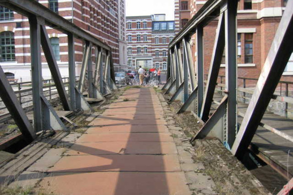 Schleußig entwickelte sich durch das wirken von Karl Heines Bebauungsplan  in „Neuschleußig“ mit 3 Industriebauten, Brücken und Industriebahn. 