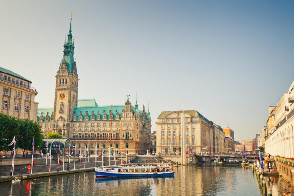 Blick auf das historische Rathaus in Hamburg