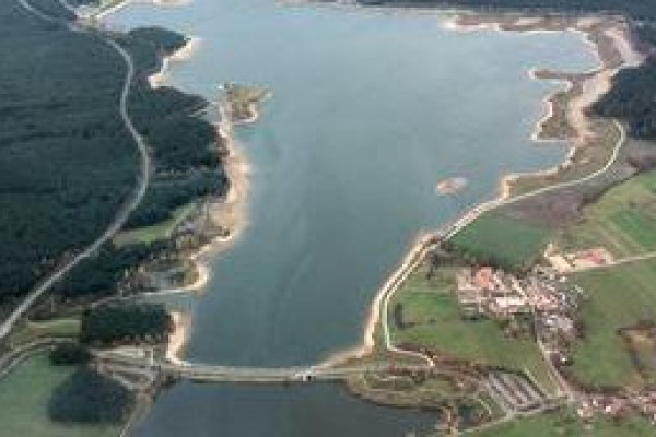 Den Rothsee in Bayern bei einem Rundflug von oben erkunden