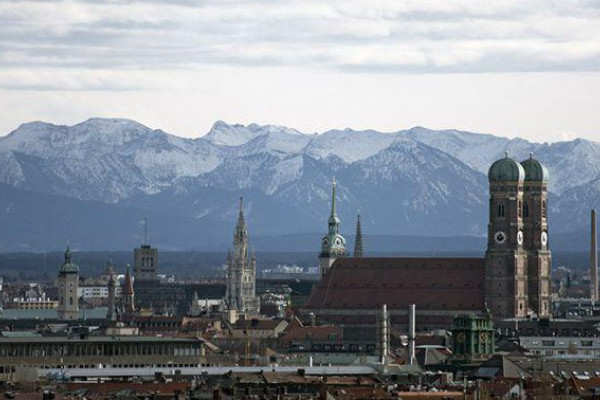 Blick bis zu den Alpen - Hubschrauber Rundflug über München