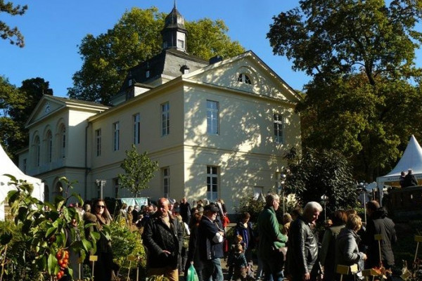 Viele Besucher strömen auf das Schloss