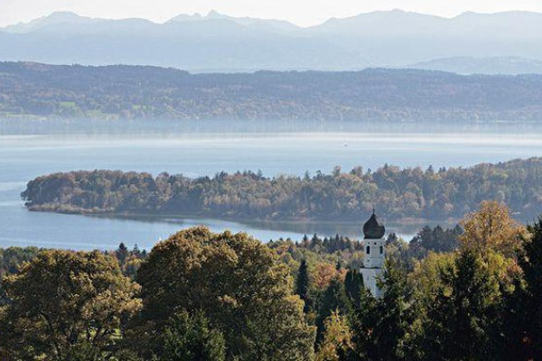 Malerische Seenlandschaften in Oberbayern beim Hubschrauber-Rundflug nahe München