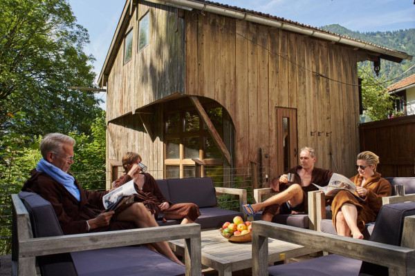 Outdoor-Ruheraum über dem Wildbach