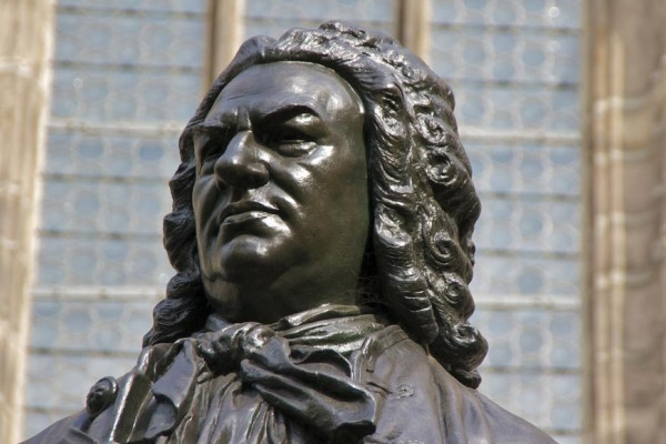 Erleben Sie die Musikstadt - das Bach-Denkmal an der Thomaskirche.