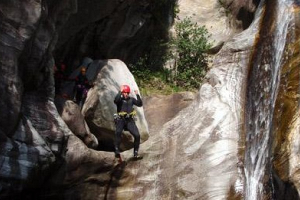 Sprung ins Wasser bei der Canyoning-Tour bei Dornbirn