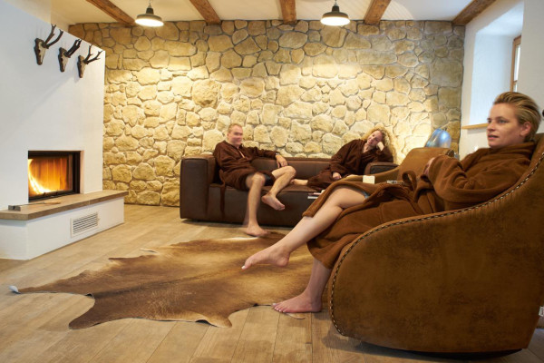 Indoor Ruheraum mit Holzfeuer