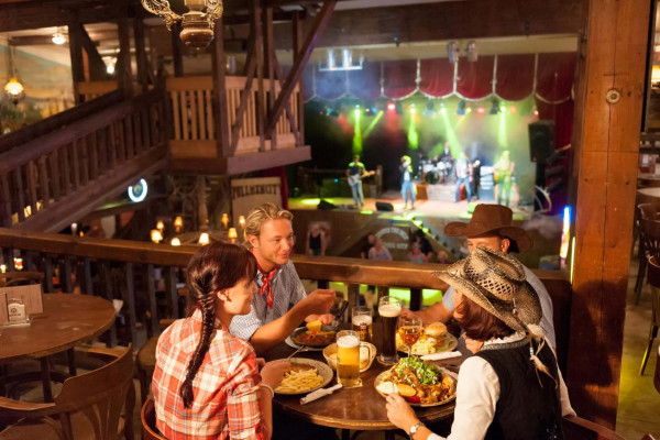 Music and Dance Hall mit jeder Menge Live Musik und dazu dem passenden Cowboy-Gerichten Music and Dance Hall mit jeder Menge Live Musik und dazu dem passenden Cowboy-Gerichten