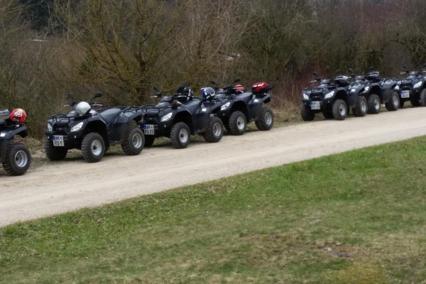 12 Quads Kymco 300 stehen zur Verfügung