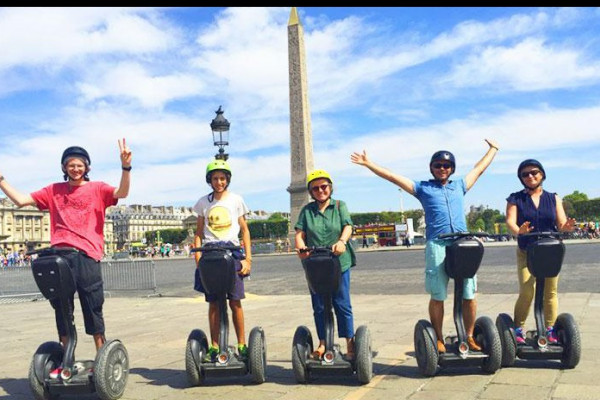 Familie bei einer Segway Tour durch Paris Familie bei einer Segway Tour durch Paris