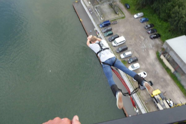 Bungee Jump ins Wasser Bungee Jump ins Wasser
