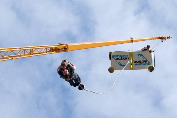 Bungee Sprung vom Kran Bungee Sprung vom Kran