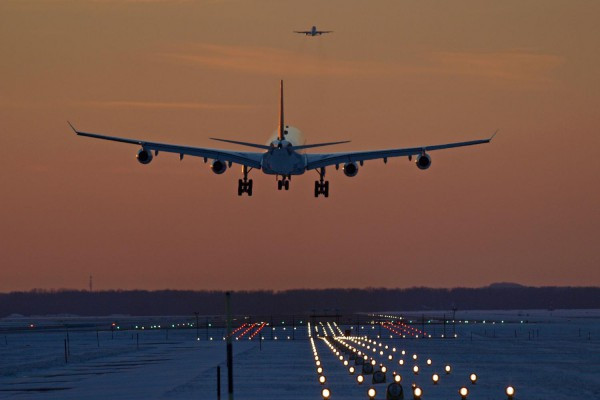startendes Flugzeug am nächtlichen Flughafen