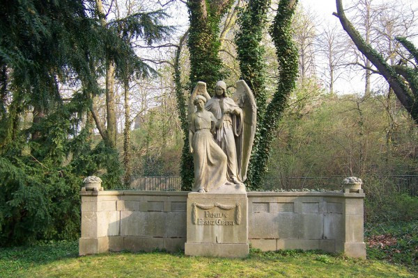 Entdecken Sie im parkartigen Südfriedhof die besonderen Symboliken.