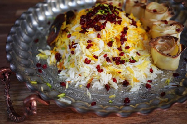 Zereshk Polo - Basmati Reis mit Safran, Berberitzen und Pistazien