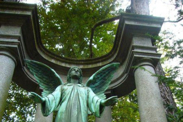 Entdecken Sie im parkartigen Südfriedhof die besonderen Symboliken.