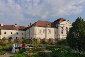 Kräutergarten Stift Geras - Im Hintergrund unser "Neugebäude" aus dem 18.Jhdt.