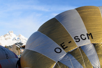 Ballonfahrt in den Bergen