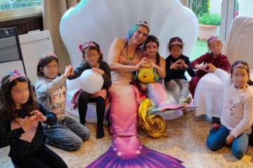 un anniversaire en intérieur avec le photocall avec Freya la sirène