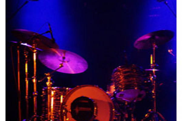 Schlagzeug auf Bühne