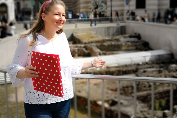 Rita Klement, Fremdenführerin, Historikerin und Autorin begleitet die kleinen Entdeckerinnen und Entdecker durch Wien