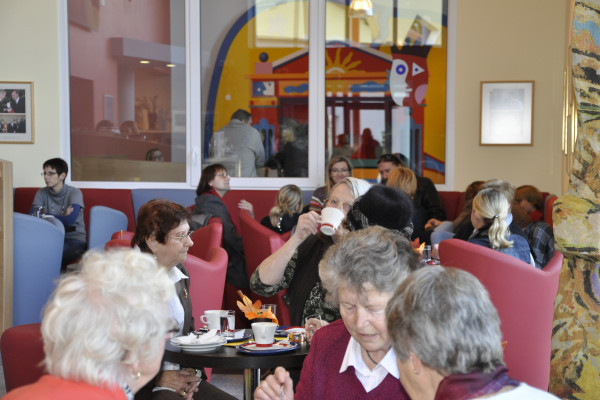 Museumscafé, im Hintergrund das Puppentheater