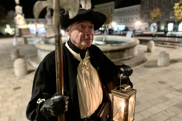 Der Retzer Nachtwächter auf seinem Streifzug über den Hauptplatz
