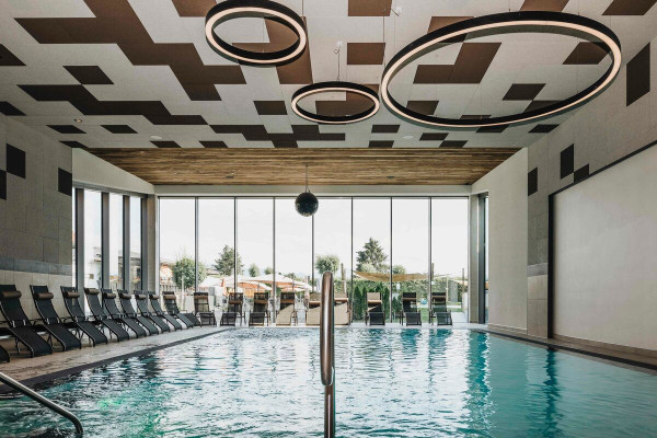 beheizter Pool mit Movie Wall